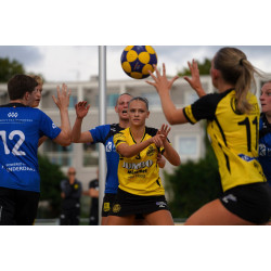 260907-feest-bij-die-haghe-maar-niet-binnen-de-lijnen-6-19